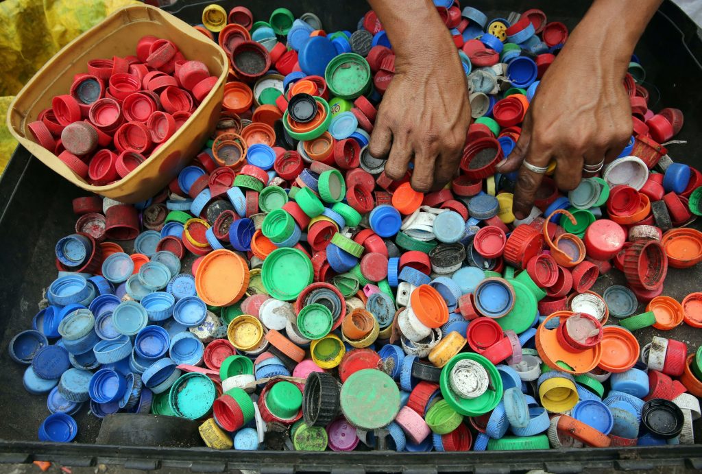 Reciclaje de tapones de plástico y sus beneficios.