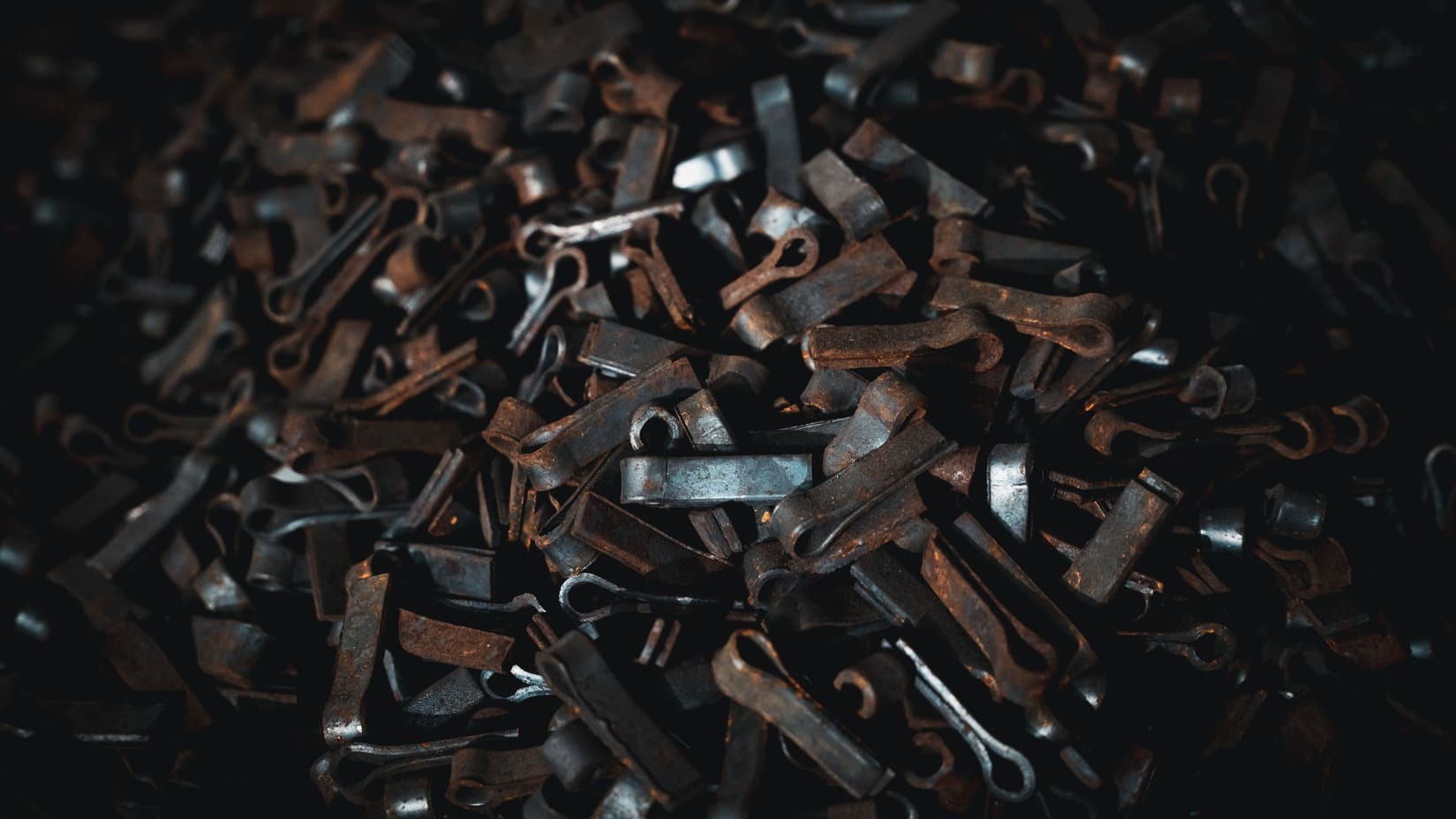 Piezas metálicas de chatarra ferrosa oxidada en planta de gestión de residuos metálicos. 